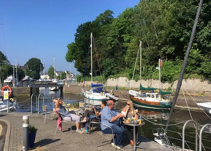 Stunning House In Felinheli Marina